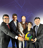Prêmio Brasil Digital - equipe com troféu.